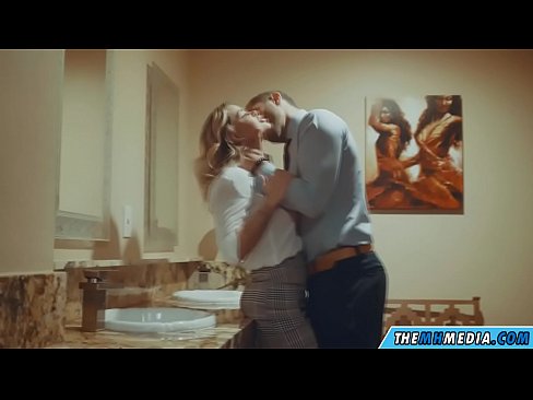 ❤️ وقتی یک بلوند بی تنه شما را در یک دستشویی عمومی اغوا می کند ❤️❌ ویدیو پورنو در fa.8kpornvids.ru ﹏